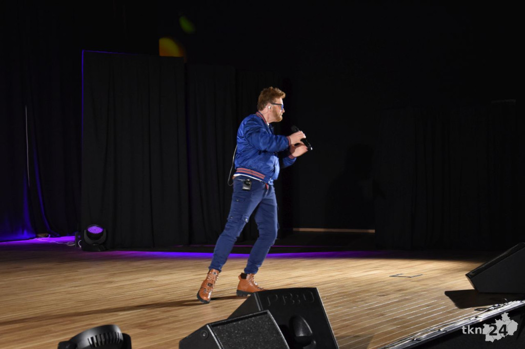 Paweł Stasiak z Papa Dance wystąpił dla mam w Końskich [wideo, zdjęcia]