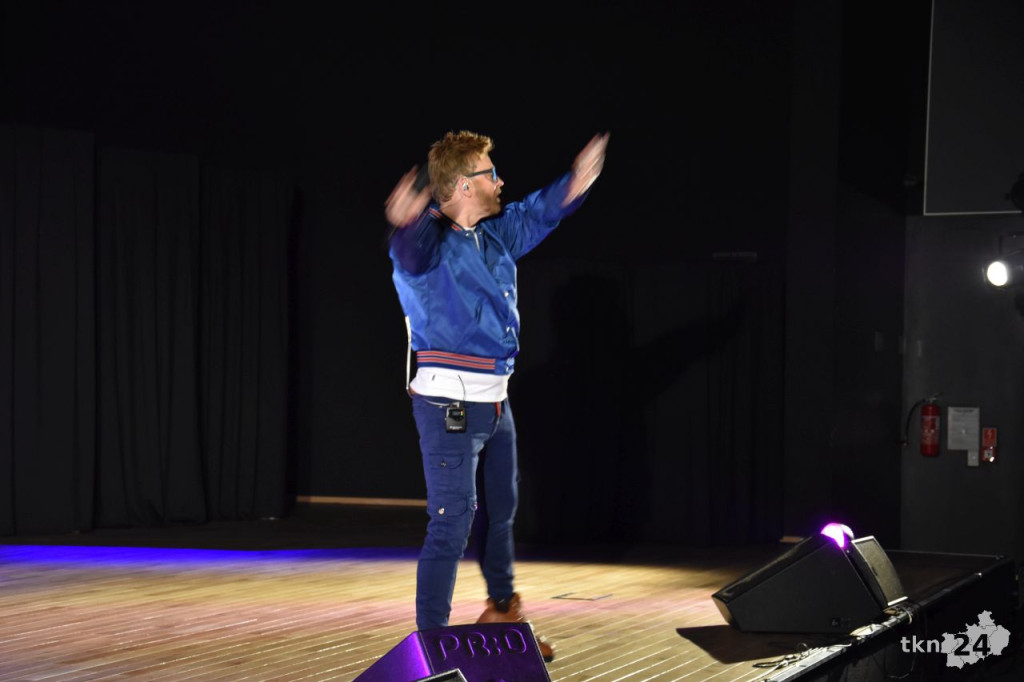 Paweł Stasiak z Papa Dance wystąpił dla mam w Końskich [wideo, zdjęcia]