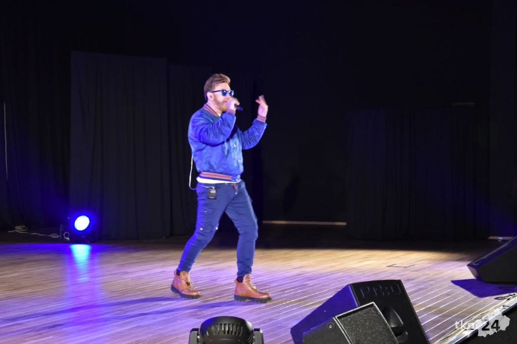 Paweł Stasiak z Papa Dance wystąpił dla mam w Końskich [wideo, zdjęcia]
