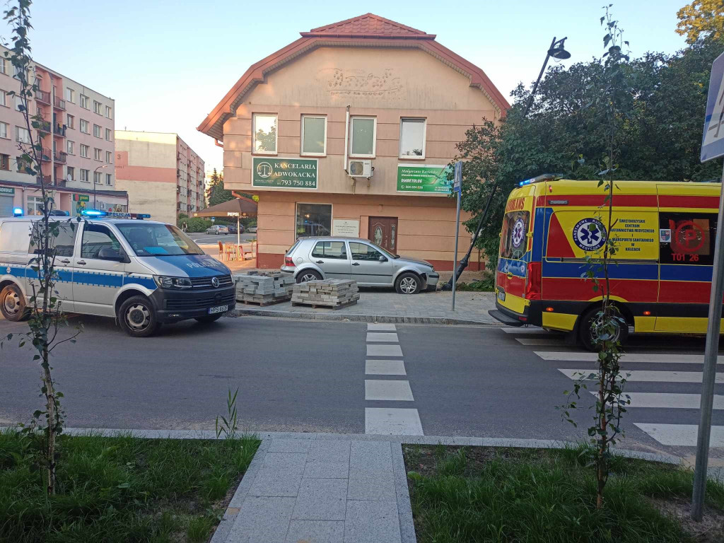 Pierwsza kraksa na nowym rondzie. Senior wypadł z drogi [zdjęcia]