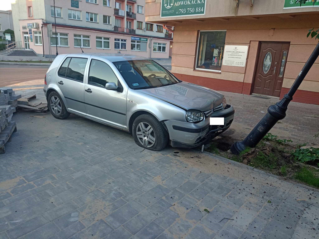 Pierwsza kraksa na nowym rondzie. Senior wypadł z drogi [zdjęcia]