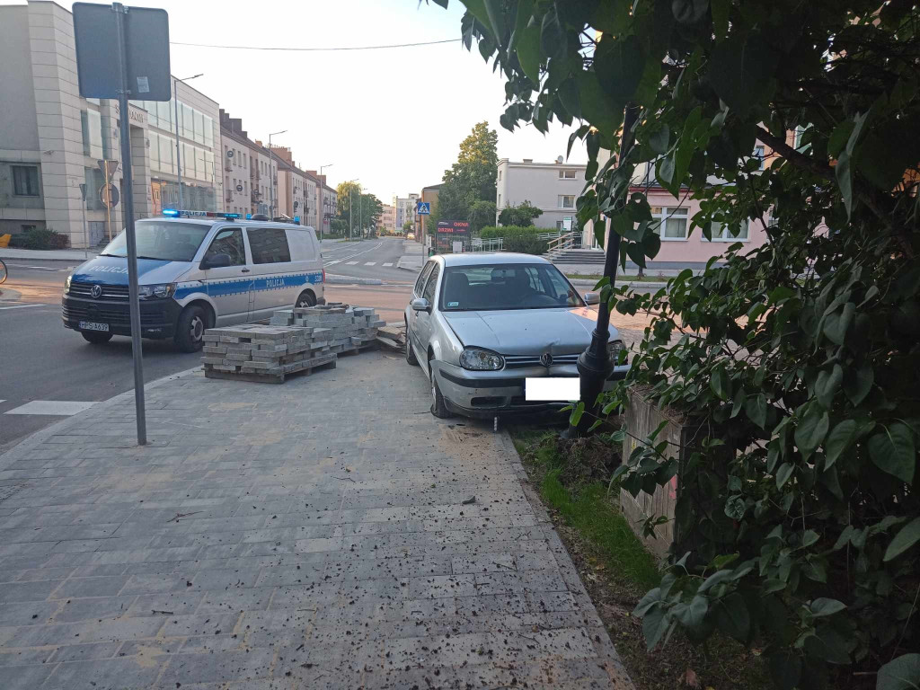 Pierwsza kraksa na nowym rondzie. Senior wypadł z drogi [zdjęcia]