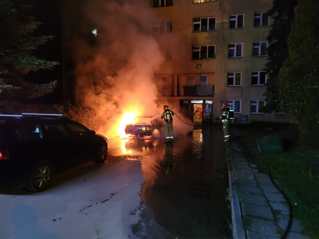 Audi stanęło w płomieniach. Pożar w centrum Końskich