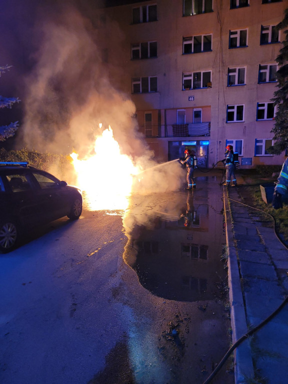 Audi stanęło w płomieniach. Pożar w centrum Końskich