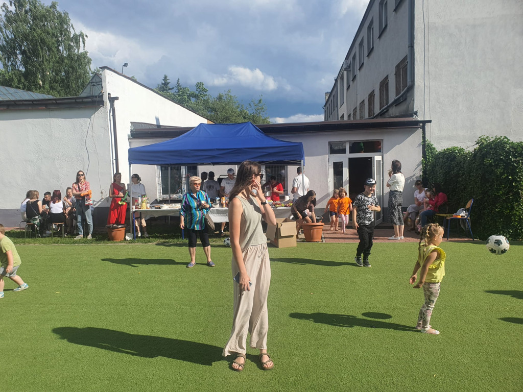 Radosny piknik rodzinny w przedszkolu Bajkowa Kraina [wideo, zdjęcia]