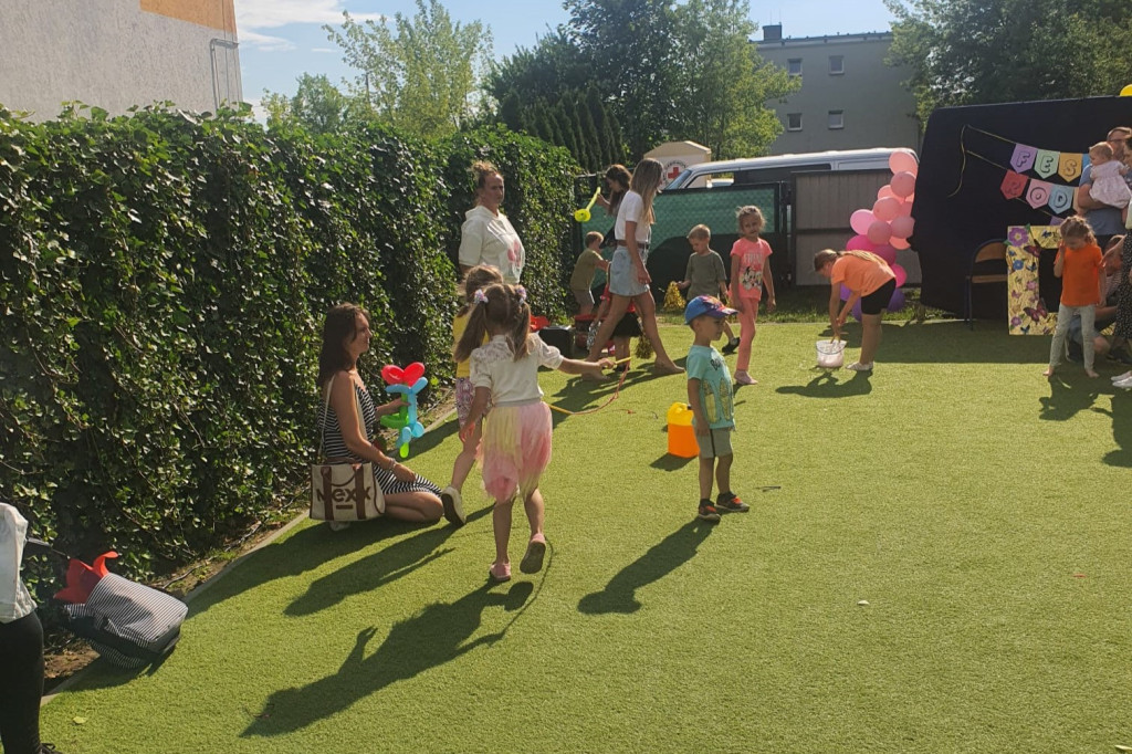Radosny piknik rodzinny w przedszkolu Bajkowa Kraina [wideo, zdjęcia]