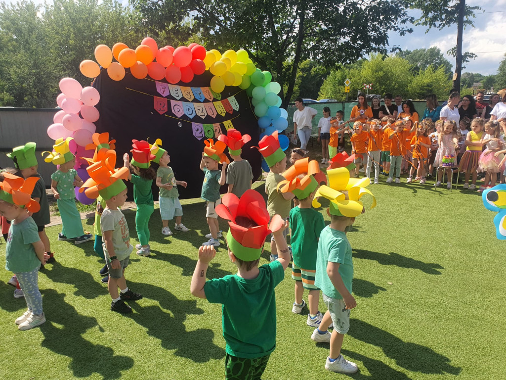 Radosny piknik rodzinny w przedszkolu Bajkowa Kraina [wideo, zdjęcia]