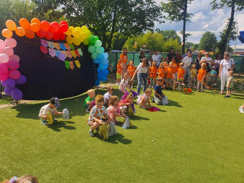 Radosny piknik rodzinny w przedszkolu Bajkowa Kraina [wideo, zdjęcia]