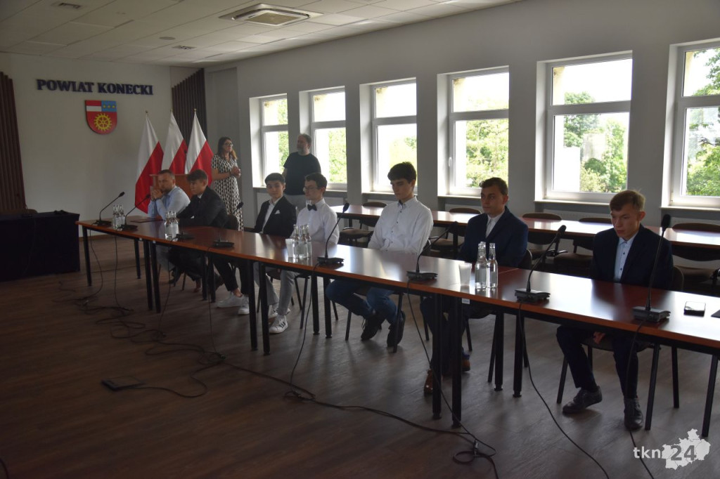 Najzdolniejsi uczniowie w powiecie koneckim otrzymali stypendia [wideo, zdjęcia]