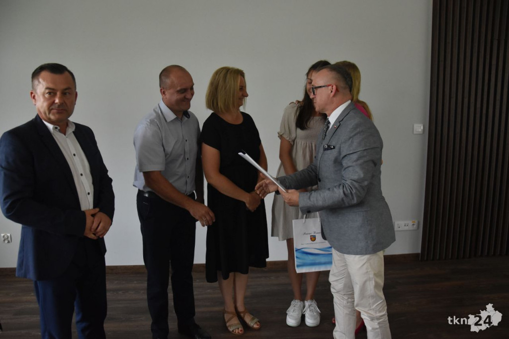 Najzdolniejsi uczniowie w powiecie koneckim otrzymali stypendia [wideo, zdjęcia]