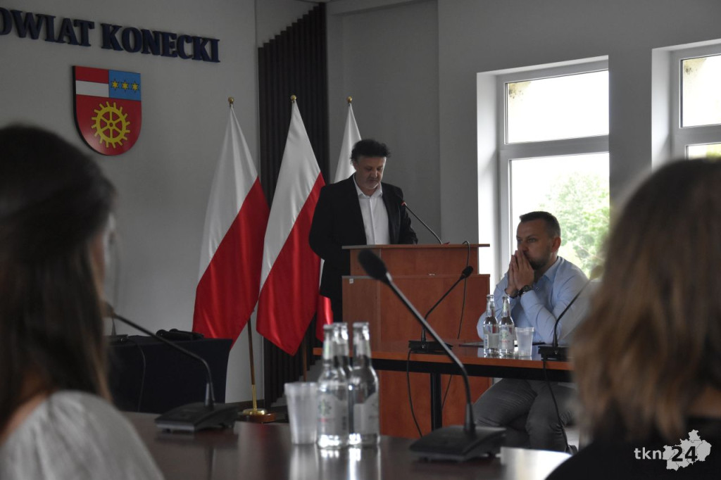 Najzdolniejsi uczniowie w powiecie koneckim otrzymali stypendia [wideo, zdjęcia]