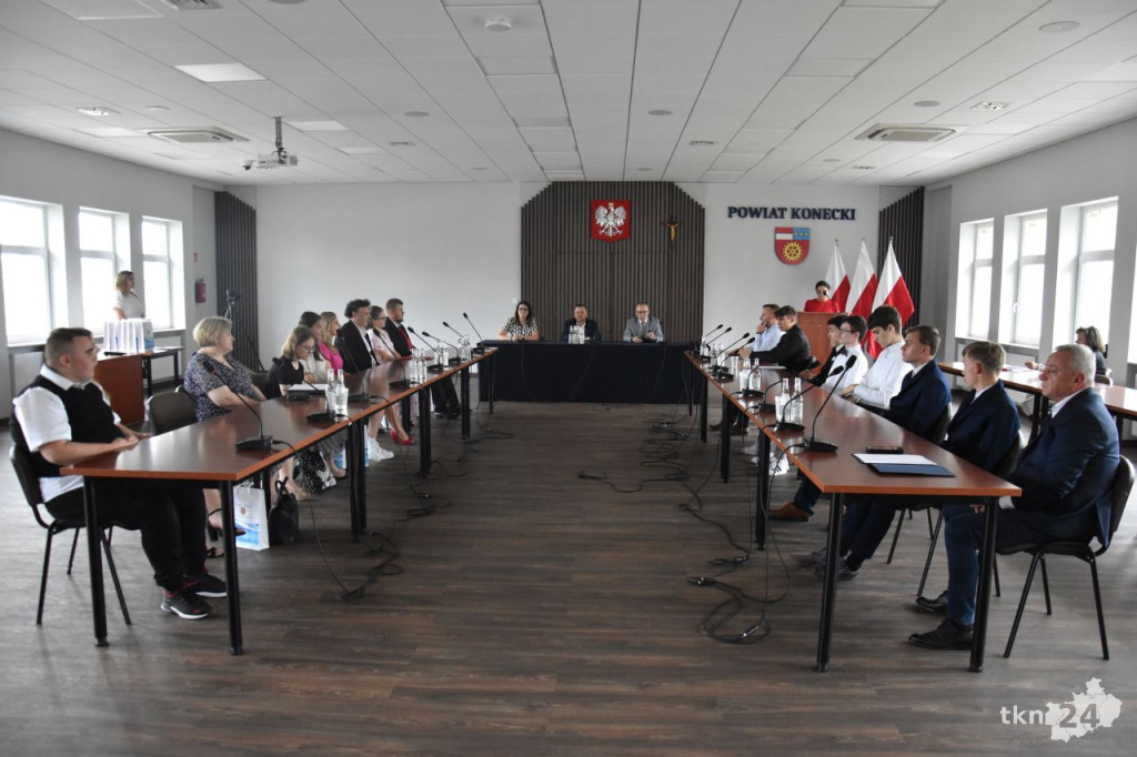 Najzdolniejsi uczniowie w powiecie koneckim otrzymali stypendia [wideo, zdjęcia]