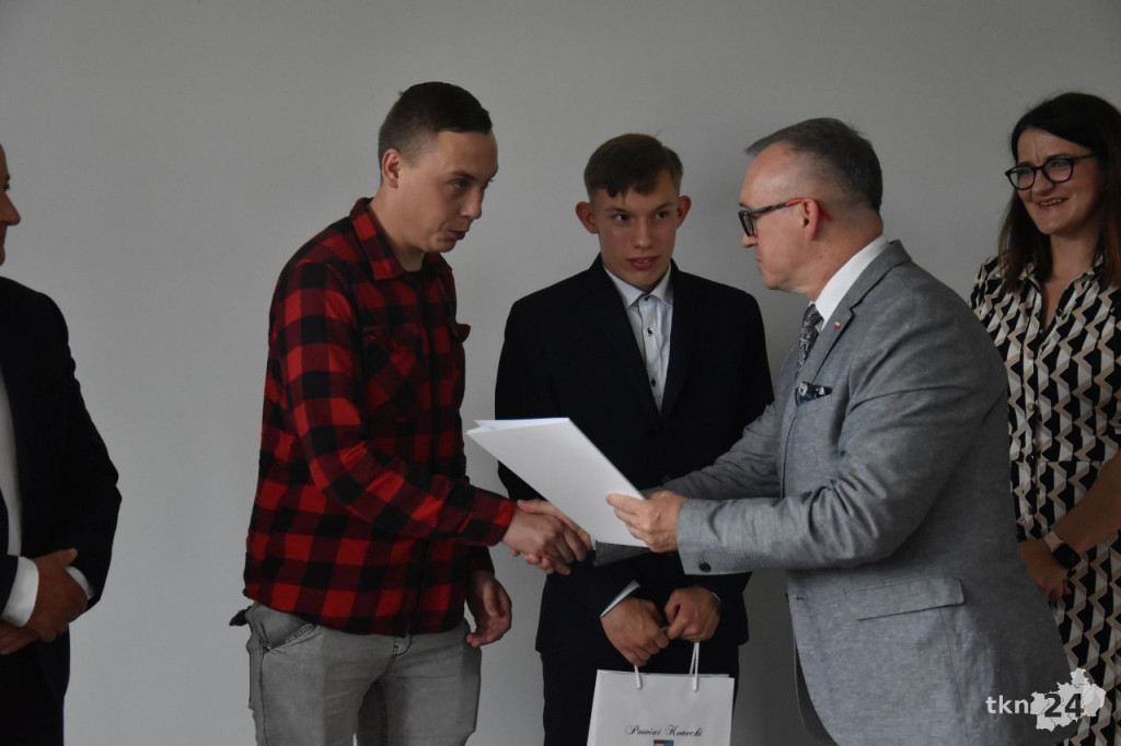 Najzdolniejsi uczniowie w powiecie koneckim otrzymali stypendia [wideo, zdjęcia]
