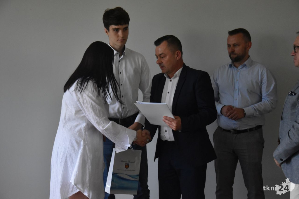 Najzdolniejsi uczniowie w powiecie koneckim otrzymali stypendia [wideo, zdjęcia]