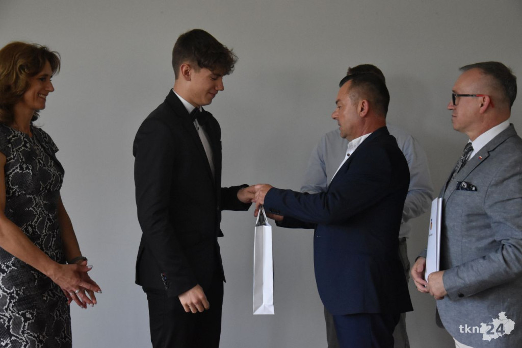 Najzdolniejsi uczniowie w powiecie koneckim otrzymali stypendia [wideo, zdjęcia]