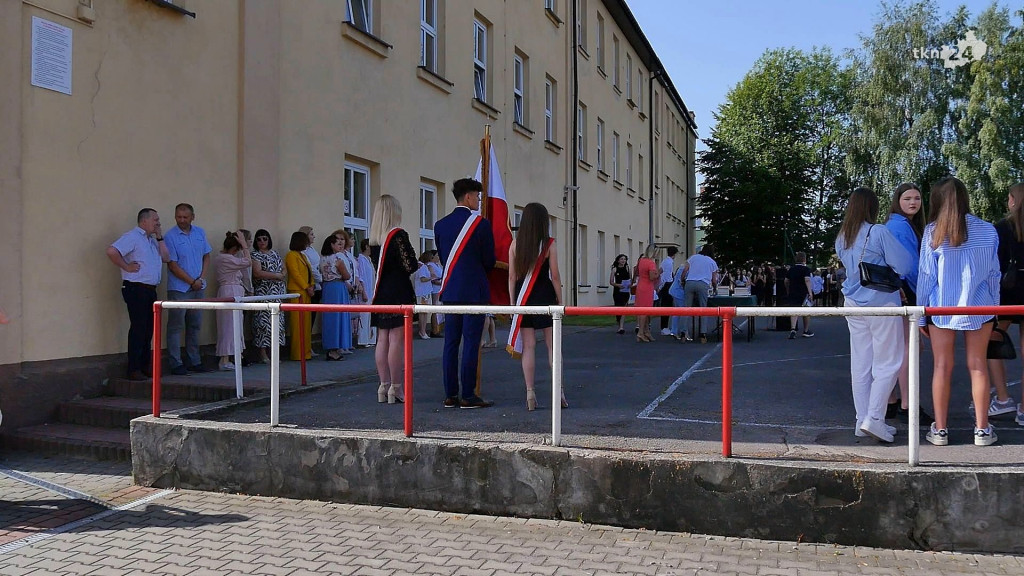 Rok szkolny 23/24 to już przeszłość. Z kamerą odwiedziliśmy dziś szkoły [wideo, zdjęcia]