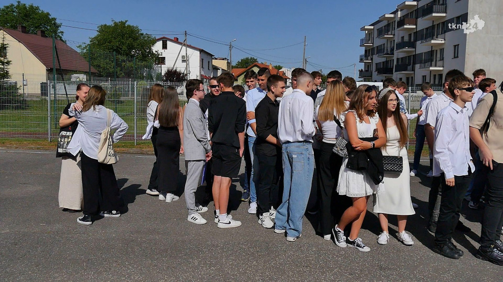 Rok szkolny 23/24 to już przeszłość. Z kamerą odwiedziliśmy dziś szkoły [wideo, zdjęcia]