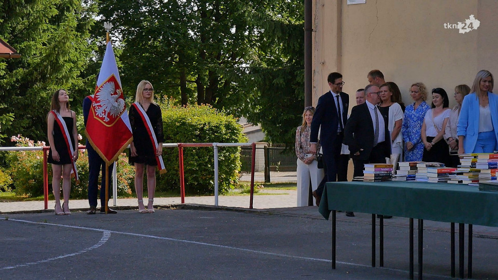 Rok szkolny 23/24 to już przeszłość. Z kamerą odwiedziliśmy dziś szkoły [wideo, zdjęcia]