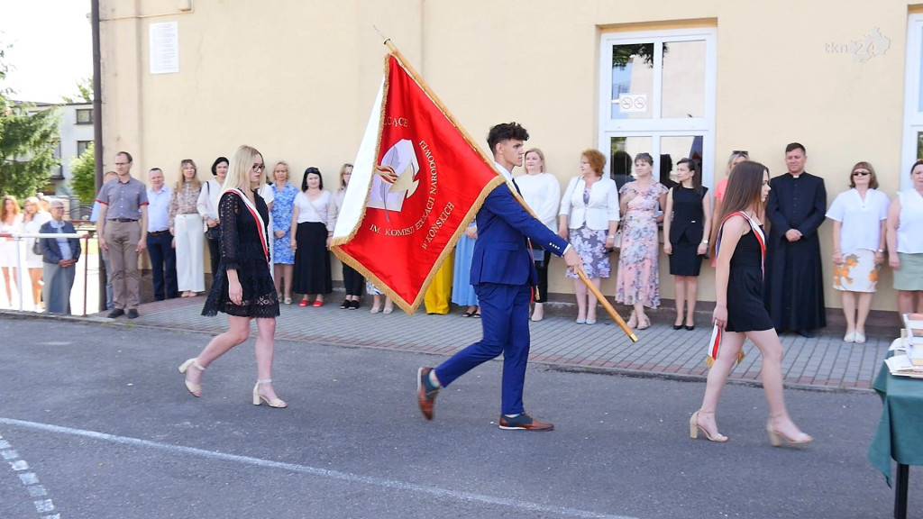 Rok szkolny 23/24 to już przeszłość. Z kamerą odwiedziliśmy dziś szkoły [wideo, zdjęcia]