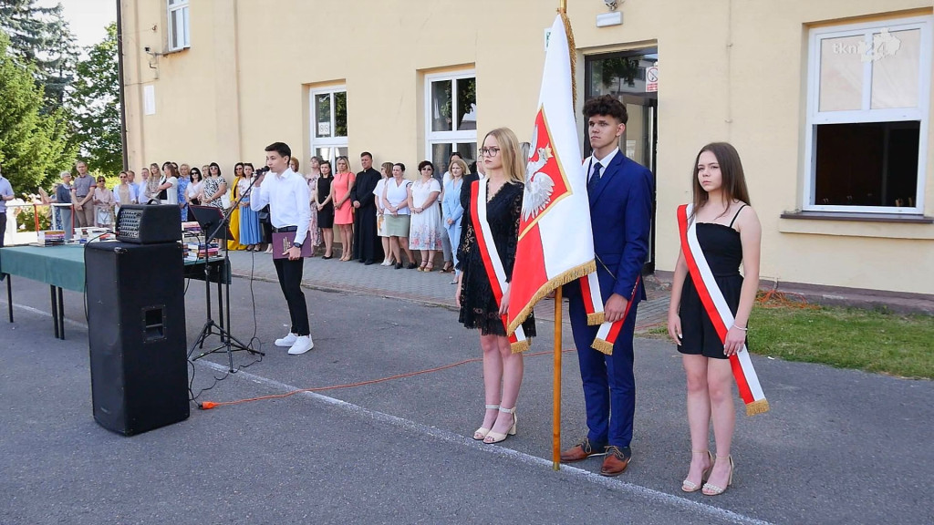Rok szkolny 23/24 to już przeszłość. Z kamerą odwiedziliśmy dziś szkoły [wideo, zdjęcia]