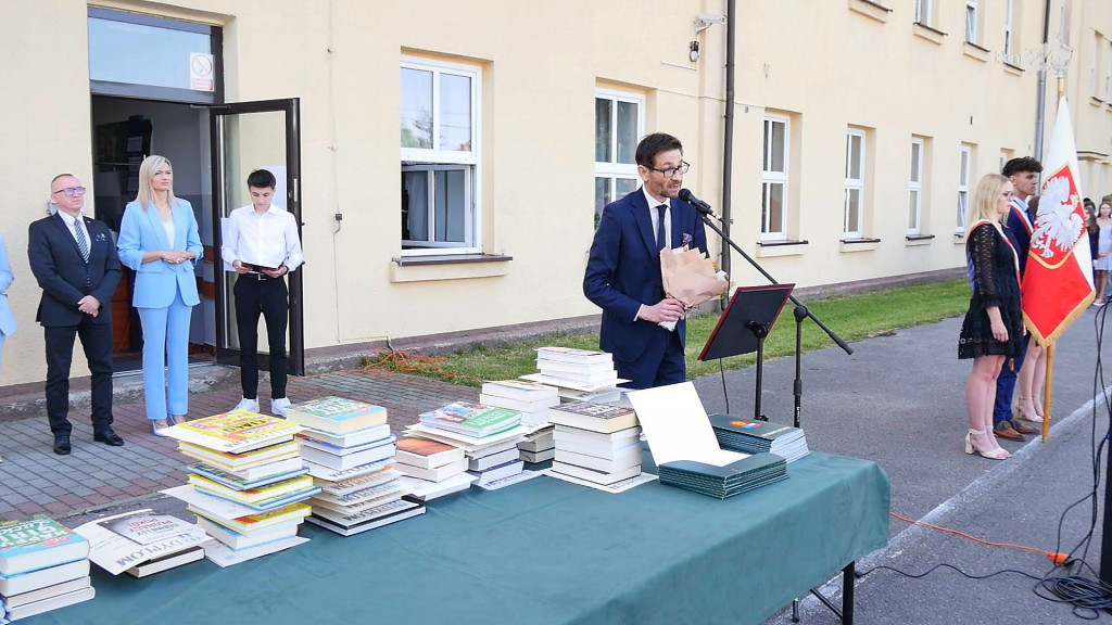 Rok szkolny 23/24 to już przeszłość. Z kamerą odwiedziliśmy dziś szkoły [wideo, zdjęcia]