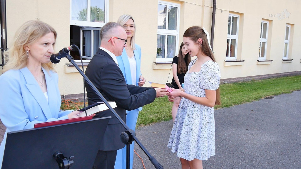 Rok szkolny 23/24 to już przeszłość. Z kamerą odwiedziliśmy dziś szkoły [wideo, zdjęcia]