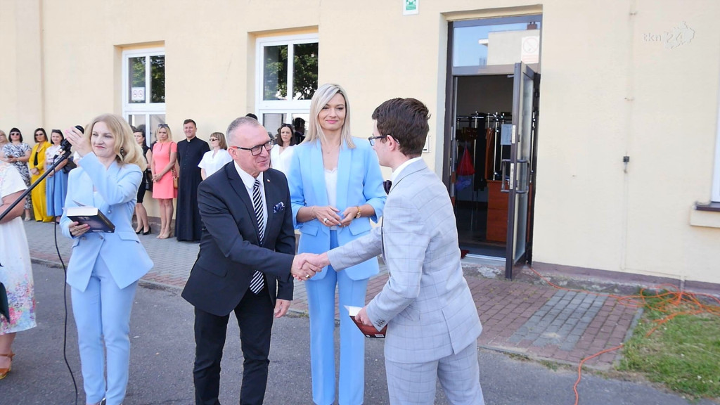 Rok szkolny 23/24 to już przeszłość. Z kamerą odwiedziliśmy dziś szkoły [wideo, zdjęcia]