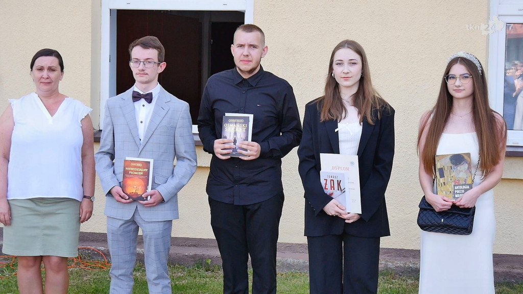 Rok szkolny 23/24 to już przeszłość. Z kamerą odwiedziliśmy dziś szkoły [wideo, zdjęcia]
