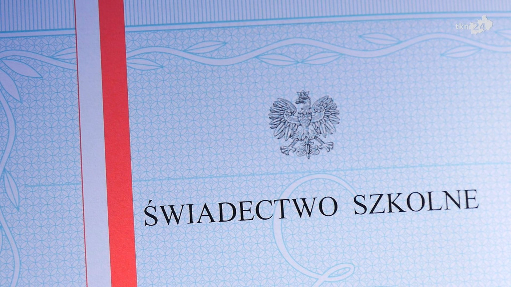 Rok szkolny 23/24 to już przeszłość. Z kamerą odwiedziliśmy dziś szkoły [wideo, zdjęcia]