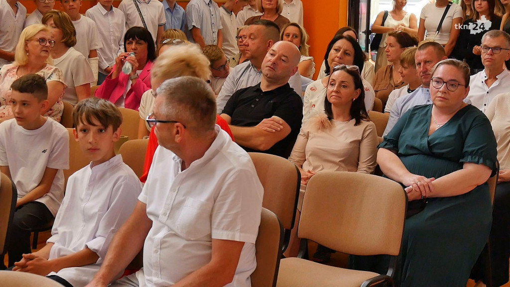 Rok szkolny 23/24 to już przeszłość. Z kamerą odwiedziliśmy dziś szkoły [wideo, zdjęcia]
