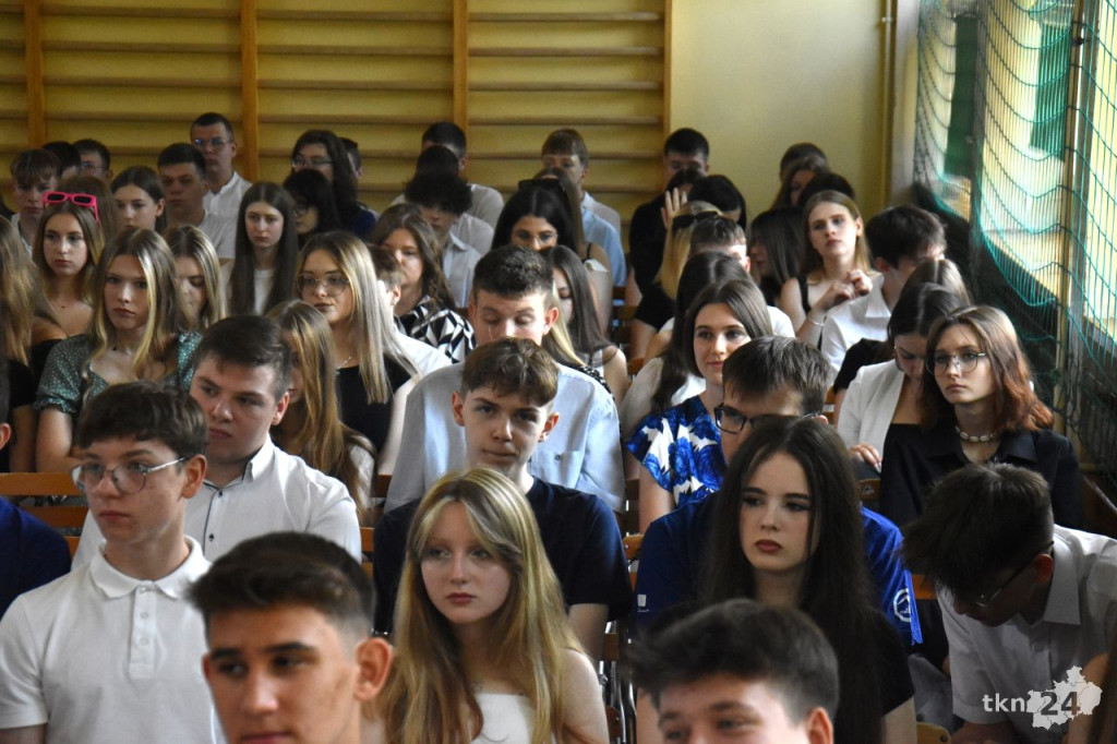 Rok szkolny 23/24 to już przeszłość. Z kamerą odwiedziliśmy dziś szkoły [wideo, zdjęcia]