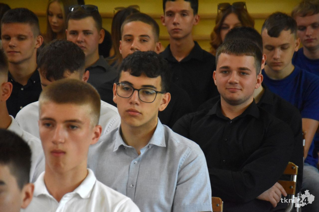 Rok szkolny 23/24 to już przeszłość. Z kamerą odwiedziliśmy dziś szkoły [wideo, zdjęcia]