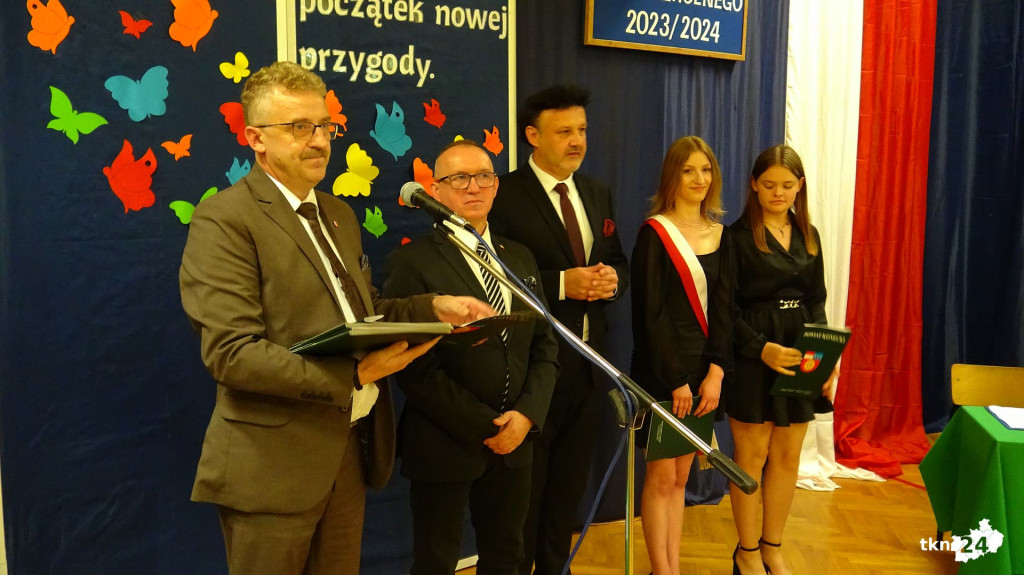 Rok szkolny 23/24 to już przeszłość. Z kamerą odwiedziliśmy dziś szkoły [wideo, zdjęcia]