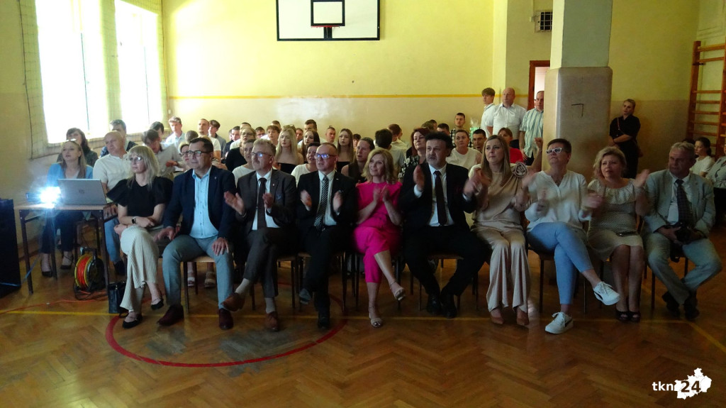 Rok szkolny 23/24 to już przeszłość. Z kamerą odwiedziliśmy dziś szkoły [wideo, zdjęcia]