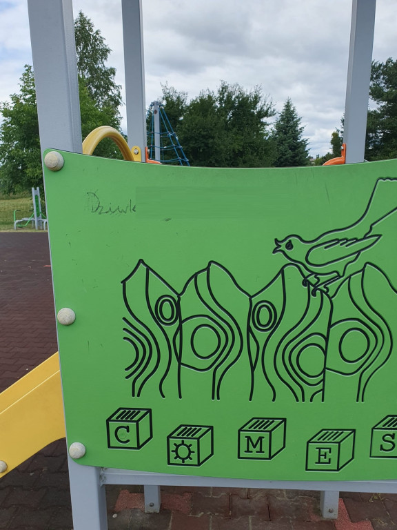 Skandal! Ktoś zdewastował plac zabaw przy Niepodległości [zdjęcia]