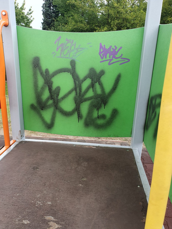 Skandal! Ktoś zdewastował plac zabaw przy Niepodległości [zdjęcia]