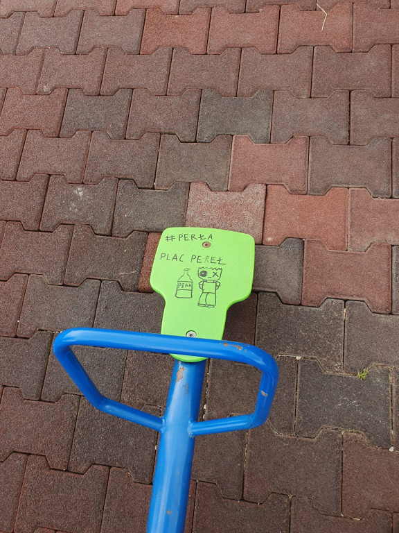 Skandal! Ktoś zdewastował plac zabaw przy Niepodległości [zdjęcia]