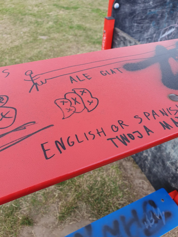 Skandal! Ktoś zdewastował plac zabaw przy Niepodległości [zdjęcia]