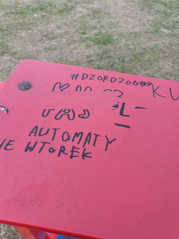 Skandal! Ktoś zdewastował plac zabaw przy Niepodległości [zdjęcia]