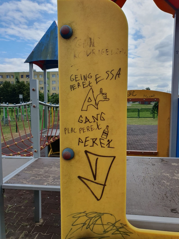 Skandal! Ktoś zdewastował plac zabaw przy Niepodległości [zdjęcia]
