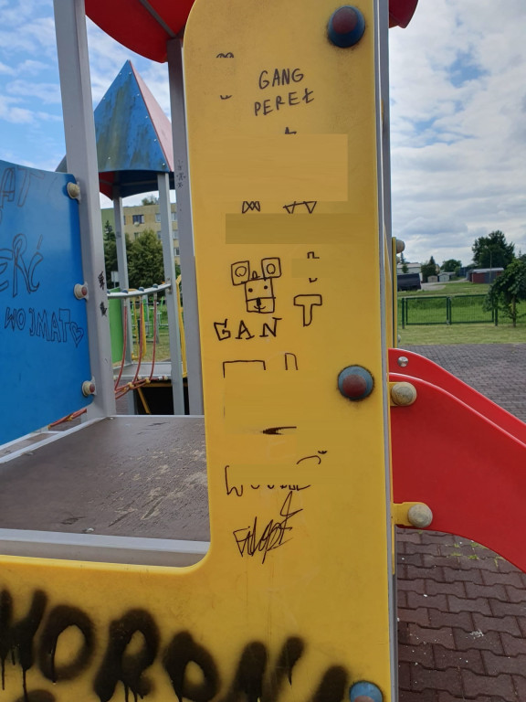 Skandal! Ktoś zdewastował plac zabaw przy Niepodległości [zdjęcia]