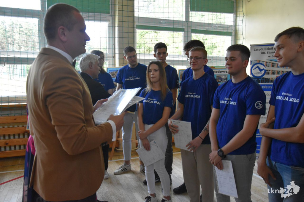 Uczniowie ZSP w Stąporkowie otrzymali Europassy z programu Erasmus+ [wideo, zdjęcia]