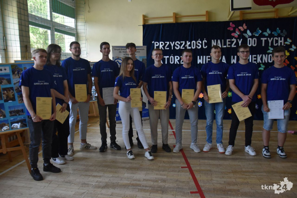 Uczniowie ZSP w Stąporkowie otrzymali Europassy z programu Erasmus+ [wideo, zdjęcia]