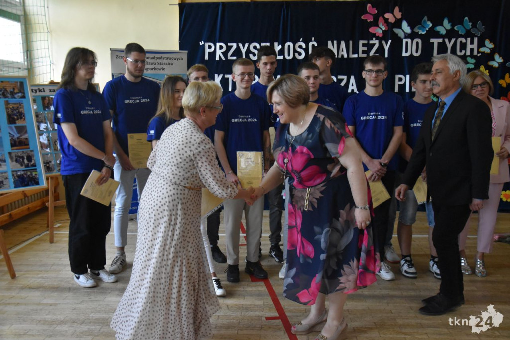 Uczniowie ZSP w Stąporkowie otrzymali Europassy z programu Erasmus+ [wideo, zdjęcia]