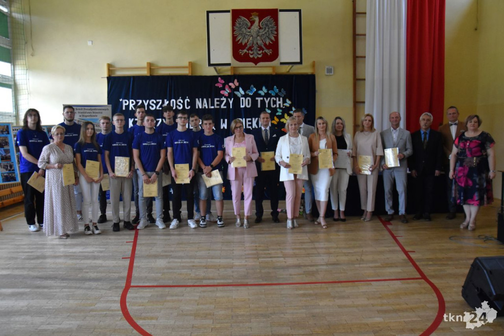 Uczniowie ZSP w Stąporkowie otrzymali Europassy z programu Erasmus+ [wideo, zdjęcia]