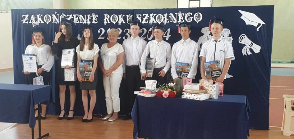 Zakończenie roku w gminie Radoszyce. Najlepsi uczniowie z nagrodami od burmistrza [zdjęcia]