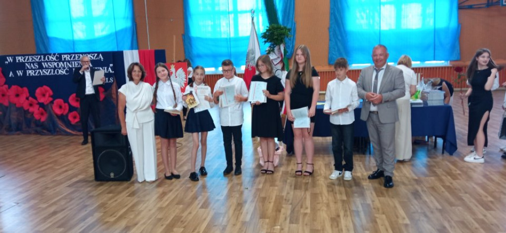 Zakończenie roku w gminie Radoszyce. Najlepsi uczniowie z nagrodami od burmistrza [zdjęcia]