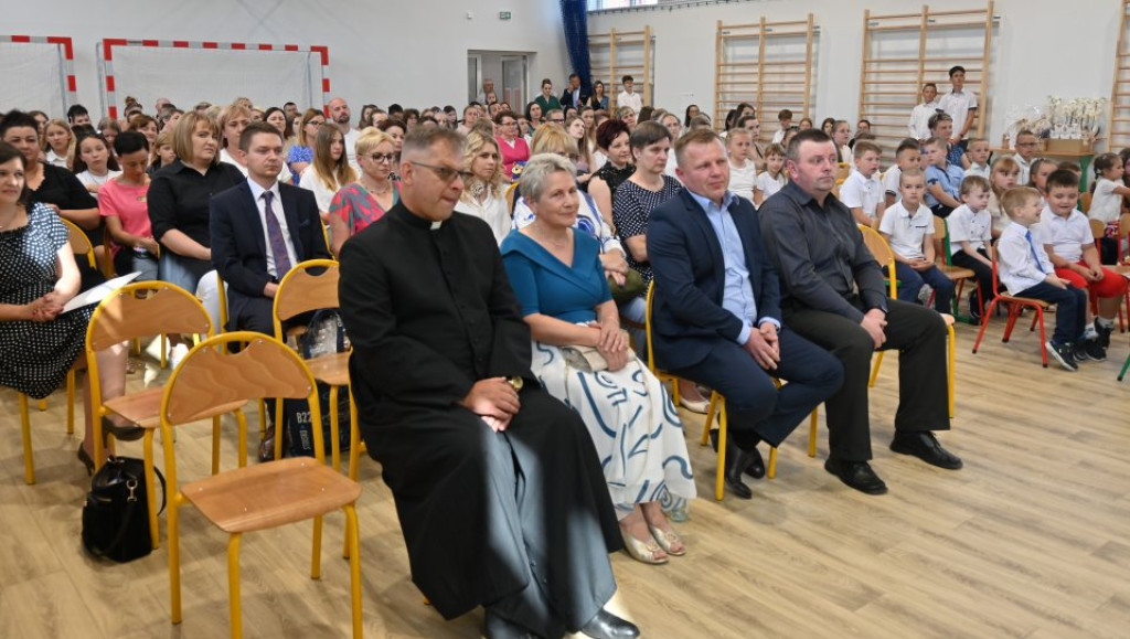 Zakończenie roku w gminie Radoszyce. Najlepsi uczniowie z nagrodami od burmistrza [zdjęcia]