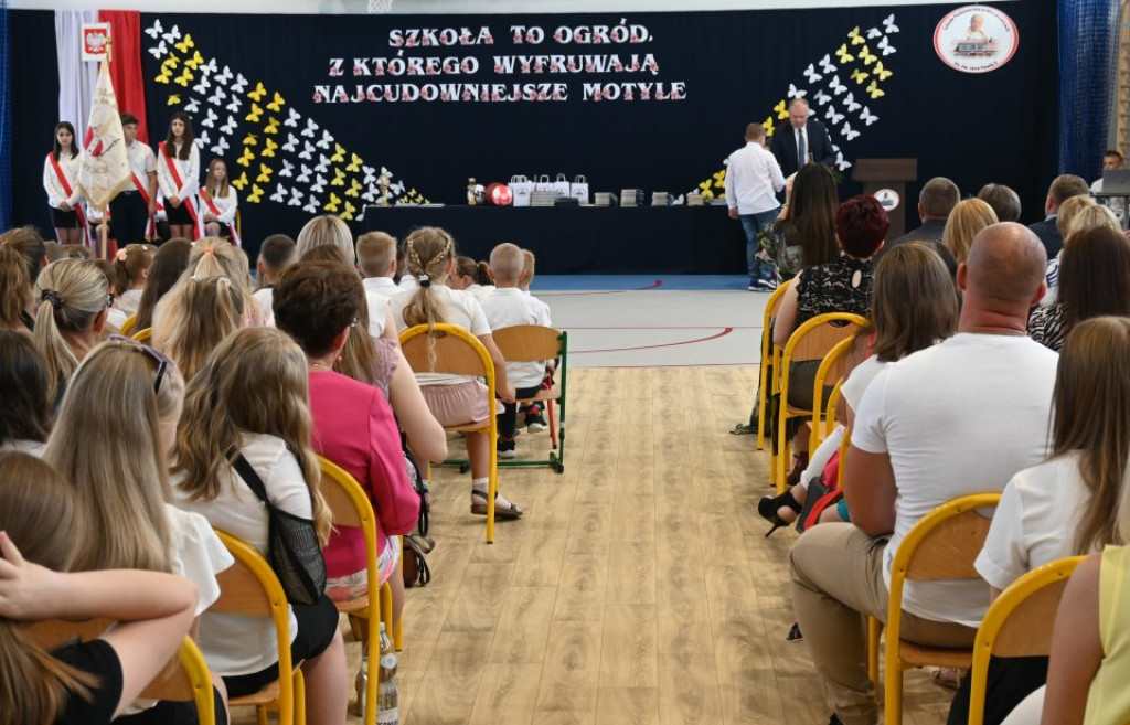 Zakończenie roku w gminie Radoszyce. Najlepsi uczniowie z nagrodami od burmistrza [zdjęcia]
