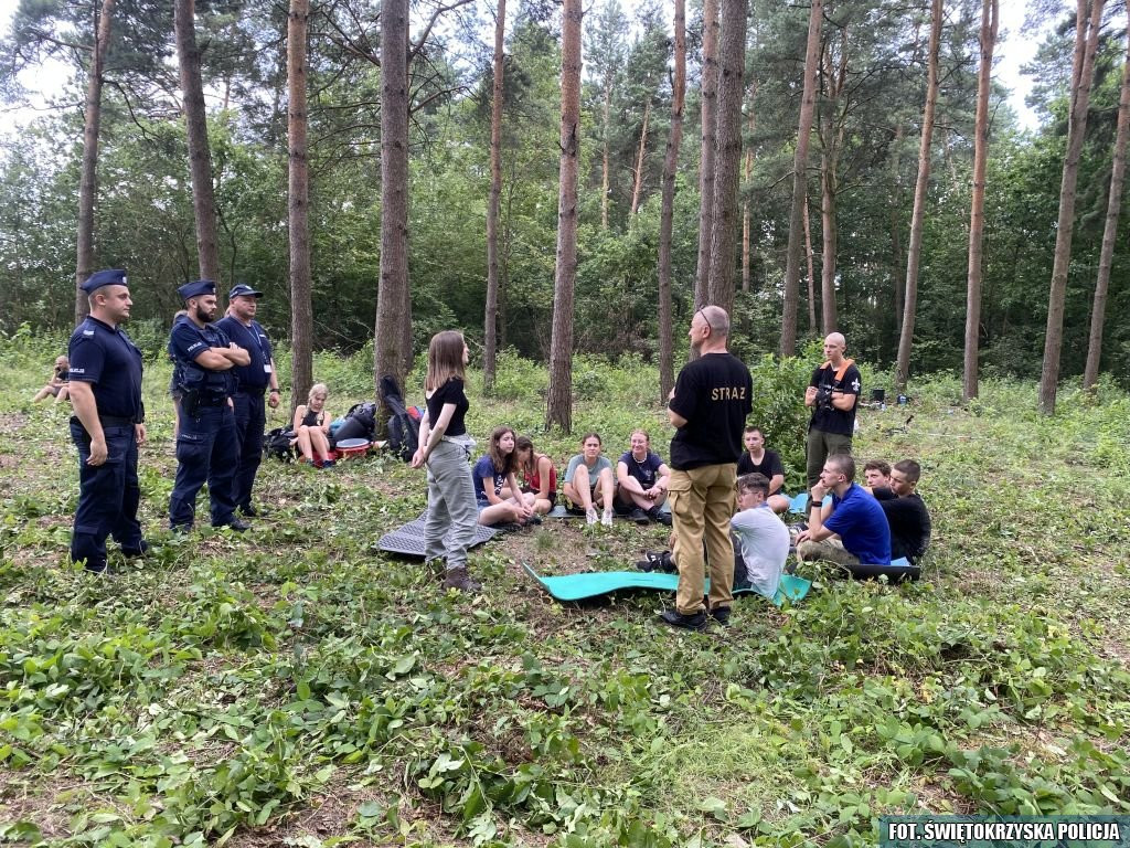 Policjanci kontrolują obozy harcerskie [zdjęcia]